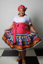 Wrap around pink pinafore skirt and doek - Image 2